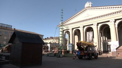 Як жителі Рівного реагують на встановлення ялинки у центрі міста Як жителі Рівного реагують на встановлення ялинки у центрі міста