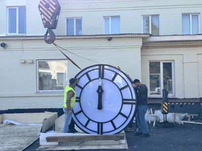 У Полтаві монтують годинник на пожежній каланчі: фоторепортаж У Полтаві монтують годинник на пожежній каланчі: фоторепортаж