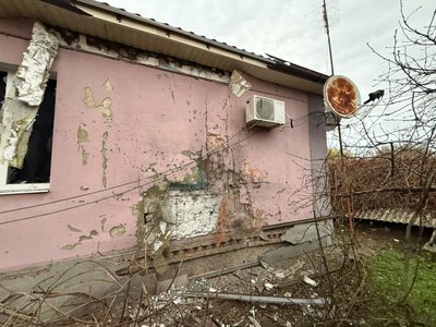 Пошкоджений через російський удар приватний будинок у Золочеві Пошкоджений через російський удар приватний будинок у Золочеві