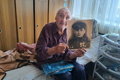 Шелтер для переселенців з Мирнограду 97-річний Петро Рогач Царичанка Дніпровська область 8 жовтня 2024 рік Шелтер для переселенців з Мирнограду 97-річний Петро Рогач Царичанка Дніпровська область 8 жовтня 2024 рік