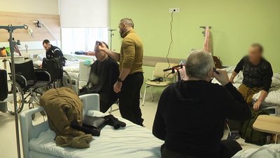 Барбер Віталій у госпіталі робить зачіски військовим Барбер Віталій у госпіталі робить зачіски військовим
