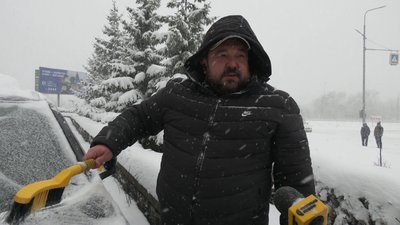 "Ще треба 32 градуси морозу": як автомобілісти та пішоходи справляються з наслідками снігопаду у Рівному "Ще треба 32 градуси морозу": як автомобілісти та пішоходи справляються з наслідками снігопаду у Рівному