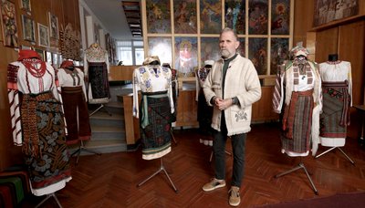 "Жінка вишила сорочку на засланні в Сибіру": етнограф колекціонує сторічні буковинські вишиванки "Жінка вишила сорочку на засланні в Сибіру": етнограф колекціонує сторічні буковинські вишиванки