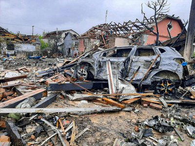 Пошкоджені авто та будинок внаслідок російського обстрілу Красилова Пошкоджені авто та будинок внаслідок російського обстрілу Красилова