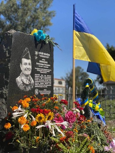 На Київщині встановили меморіали льотчикам із бригади "Привид Києва" На Київщині встановили меморіали льотчикам із бригади "Привид Києва"
