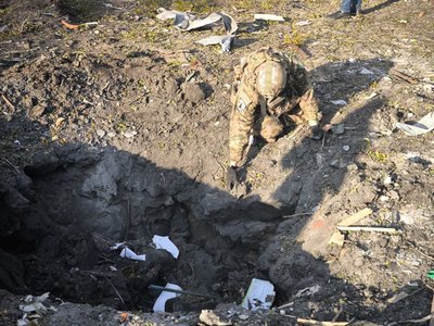 Вирва на місці влучання ракети по Київському району Харкова Вирва на місці влучання ракети по Київському району Харкова