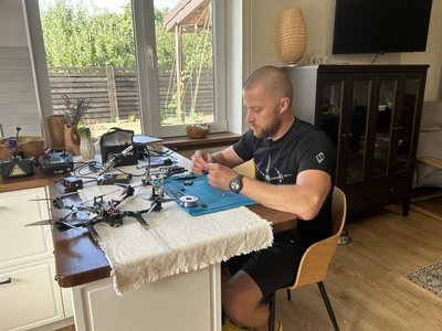 Полтавець Юрій Житніков виготовляє та ремонтує FPV-дрони для бійців на фронт