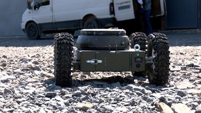Відремонтовані автівки та наземний роботизований комплекс: вінницькі волонтери передають допомогу на фронт Відремонтовані автівки та наземний роботизований комплекс: вінницькі волонтери передають допомогу на фронт