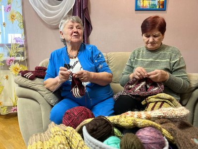 "Вони нас оберігають, а ми їх утеплюємо": як Черкащині працює волонтерська "вʼязальна рота" "Вони нас оберігають, а ми їх утеплюємо": як Черкащині працює волонтерська "вʼязальна рота"