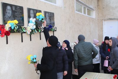 В одному з ліцеїв Одещини відкрили меморіальні дошки загиблим випускникам В одному з ліцеїв Одещини відкрили меморіальні дошки загиблим випускникам
