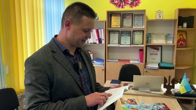 "Титечконізми": 26 книг написав директор школи на Рівненщині