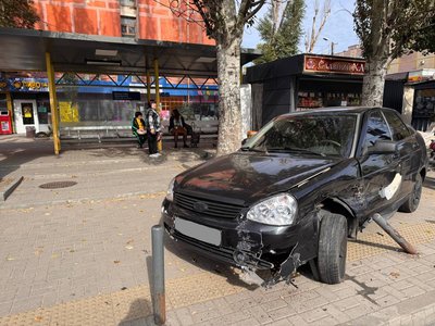 Відкинуло у бік автобусної зупинки: у Дніпрі сталася аварія за участю двох автівок, є травмована Відкинуло у бік автобусної зупинки: у Дніпрі сталася аварія за участю двох автівок, є травмована