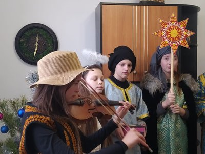 вертеп, гроші, дрон, різдво скрипка, сум вертеп, гроші, дрон, різдво скрипка, сум
