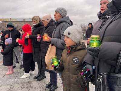 Свічки пам'яті та молитва: у Черкасах вшанували жертв Голодоморів Свічки пам'яті та молитва: у Черкасах вшанували жертв Голодоморів