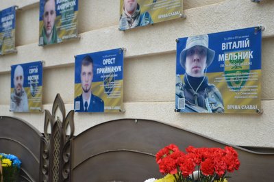 У Коломиї на Івано-Франківщині відкрили пам'ятні дошки п'яти загиблим бійцям У Коломиї на Івано-Франківщині відкрили пам'ятні дошки п'яти загиблим бійцям