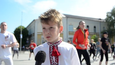 До Дня вишиванки у Житомирі городяни бігли патріотичний крос у вишиванках До Дня вишиванки у Житомирі городяни бігли патріотичний крос у вишиванках