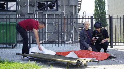 Батько Дмитра читає молитву над тілом загиблого сина Батько Дмитра читає молитву над тілом загиблого сина