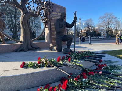 "Ми молимося за кожного захисника": у Черкасах вшанували пам'ять полеглих "кіборгів" "Ми молимося за кожного захисника": у Черкасах вшанували пам'ять полеглих "кіборгів"