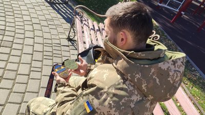 Абсолютний чемпіон України з натурального бодибілдингу Олександр Омельченко тримає дві золоті медалі Абсолютний чемпіон України з натурального бодибілдингу Олександр Омельченко тримає дві золоті медалі