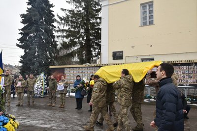 У Луцьку попрощалися із загиблим на війні 43-річним сержантом Анатолієм Петруком У Луцьку попрощалися із загиблим на війні 43-річним сержантом Анатолієм Петруком
