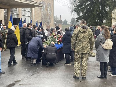 Майже рік був зниклим безвісти: у місті на Черкащині попрощалися із захисником Майже рік був зниклим безвісти: у місті на Черкащині попрощалися із захисником