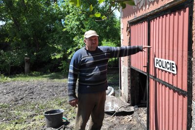 Місцевий житель села Путрине Кельменецької громади Іван показує, до якого рівня сягала вода 12 червня Місцевий житель села Путрине Кельменецької громади Іван показує, до якого рівня сягала вода 12 червня