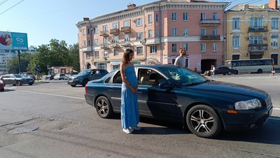 "Пам’ятати, якою ціною": у Полтаві влаштували акцію-нагадування про хвилину мовчання "Пам’ятати, якою ціною": у Полтаві влаштували акцію-нагадування про хвилину мовчання