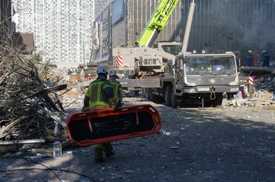 Атаки РФ на Київ: У Дарницькому районі під завалами дев'ятиповерхівки продовжують шукати людей Атаки РФ на Київ: У Дарницькому районі під завалами дев'ятиповерхівки продовжують шукати людей