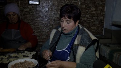 "Нехай поїдять і згадають наше тепло": на Вінниччині сестри готують домашні страви для оборонців "Нехай поїдять і згадають наше тепло": на Вінниччині сестри готують домашні страви для оборонців