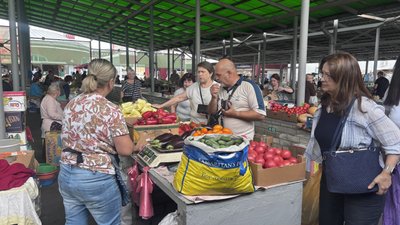 Люди купують овочі на ринку в Харкові