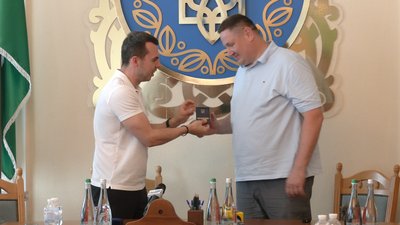 Військовим з Чернігівщини передали 26 автівок від латвійців Військовим з Чернігівщини передали 26 автівок від латвійців