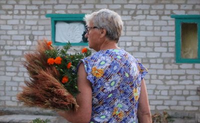 "Або в’язати, щоб хвалили, або не в’язати". 79-річна жителька Дніпропетровщини в’яже віники із сорго "Або в’язати, щоб хвалили, або не в’язати". 79-річна жителька Дніпропетровщини в’яже віники із сорго
