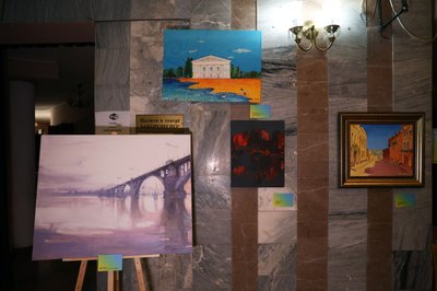 "Емоції друзів". У Херсоні презентували виставковий проєкт про міста України "Емоції друзів". У Херсоні презентували виставковий проєкт про міста України