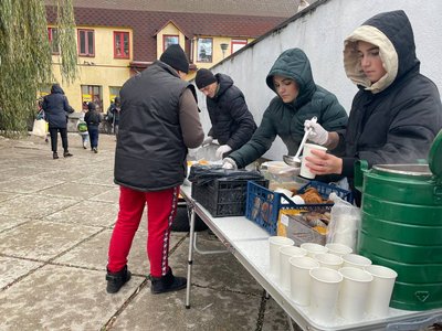 Волонтери годують бездомних у Рівному