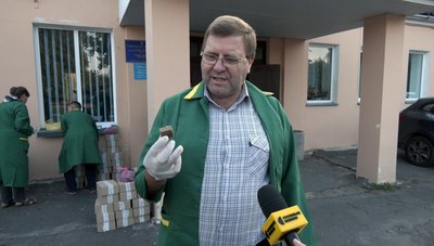"Лисиці тут бігають": на Волині розкидають приманки для диких тварин з вакциною від сказу "Лисиці тут бігають": на Волині розкидають приманки для диких тварин з вакциною від сказу