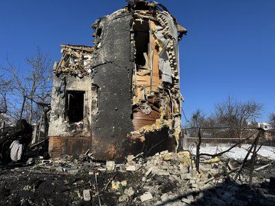 “Бабуся сиділа вся в крові”: армія РФ вдарила КАБом по приватному сектору “Бабуся сиділа вся в крові”: армія РФ вдарила КАБом по приватному сектору