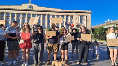 Черкасці втретє вийшли на мітинг проти звільнення Федорова Черкасці втретє вийшли на мітинг проти звільнення Федорова