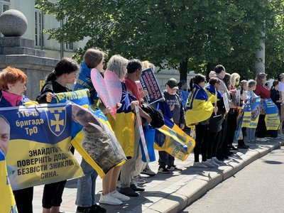У Полтаві влаштували акцію-нагадування "Не мовчи. Полон вбиває" У Полтаві влаштували акцію-нагадування "Не мовчи. Полон вбиває"