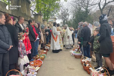Сотні вірян у чергах: в Одесі святкують Великдень Сотні вірян у чергах: в Одесі святкують Великдень