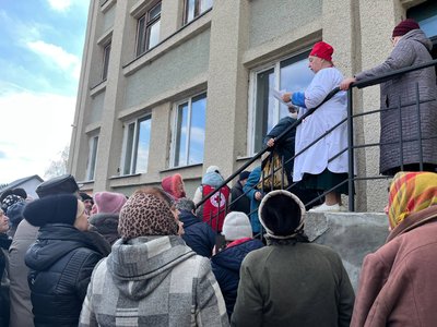 "Тепер нам стане трохи легше": черкаські пенсіонери отримали гуманітарну допомогу "Тепер нам стане трохи легше": черкаські пенсіонери отримали гуманітарну допомогу