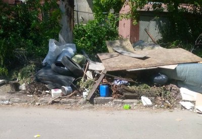 Приклад непобутових відходів — великогабаритне сміття, шини, матраци та дерев'яна плита Приклад непобутових відходів — великогабаритне сміття, шини, матраци та дерев'яна плита