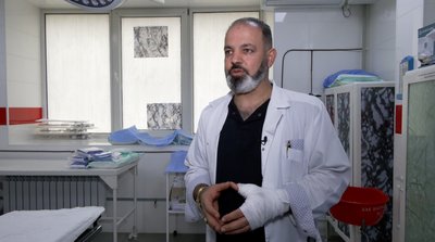 Лікар-хірург продовжив невідкладну операцію після того, як його поранило уламком "шахеда" Лікар-хірург продовжив невідкладну операцію після того, як його поранило уламком "шахеда"