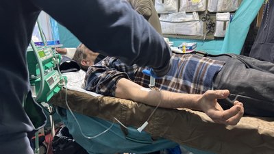 Фельдшер евак відділення 79 ОДШБр Олександр надає допомогу пораненому бійцю у стабпункті Донецька область Фельдшер евак відділення 79 ОДШБр Олександр надає допомогу пораненому бійцю у стабпункті Донецька область