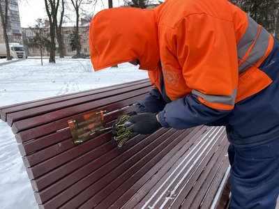 У парках Полтави розпочали встановлювати пам’ятні таблички на лавках: про кого вони У парках Полтави розпочали встановлювати пам’ятні таблички на лавках: про кого вони