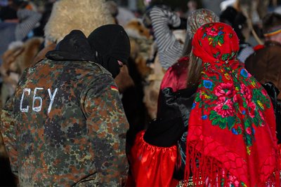 Персонажі в костюмі СБУ на Маланці у Красноїльську у 2026 році Персонажі в костюмі СБУ на Маланці у Красноїльську у 2026 році