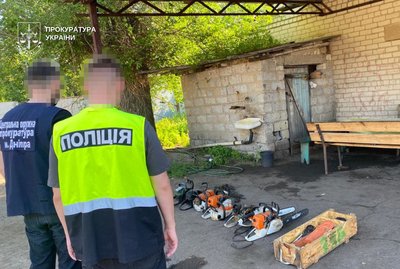 Збитки на майже 700 тисяч гривень. Двох жителів Дніпропетровщини підозрюють у "чорному лісорубстві" Збитки на майже 700 тисяч гривень. Двох жителів Дніпропетровщини підозрюють у "чорному лісорубстві"