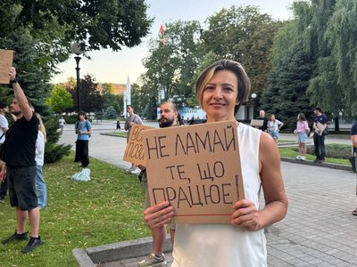 "Джерелом влади — є народ". Третій день поспіль тривають мітинги на підтримку Федорова у Дніпрі "Джерелом влади — є народ". Третій день поспіль тривають мітинги на підтримку Федорова у Дніпрі