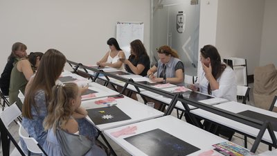 Малюють в пам'ять про загиблих коханих: на Вінниччині запустили проєкт "Зірка мого Героя" Малюють в пам'ять про загиблих коханих: на Вінниччині запустили проєкт "Зірка мого Героя"