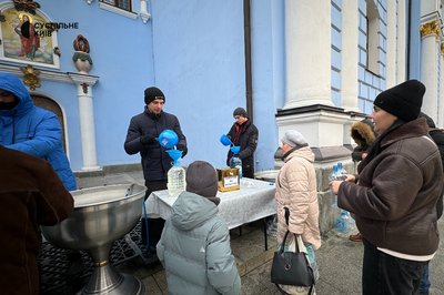 Кияни занурюються у крижану воду: 6 січня відзначається Водохреще Кияни занурюються у крижану воду: 6 січня відзначається Водохреще
