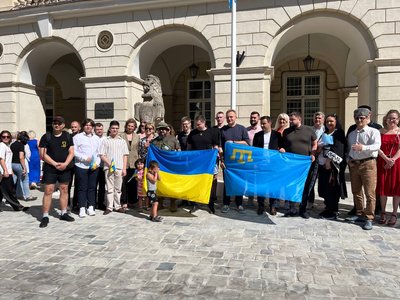 Біля Ратуші розгорнули український та кримськотатарський прапор